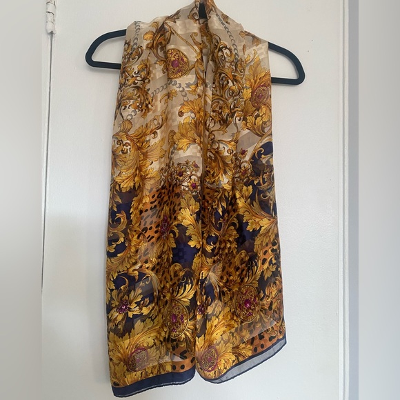 Pre-owned printed rectangular mixed silk scarf. - Picture 1 of 7